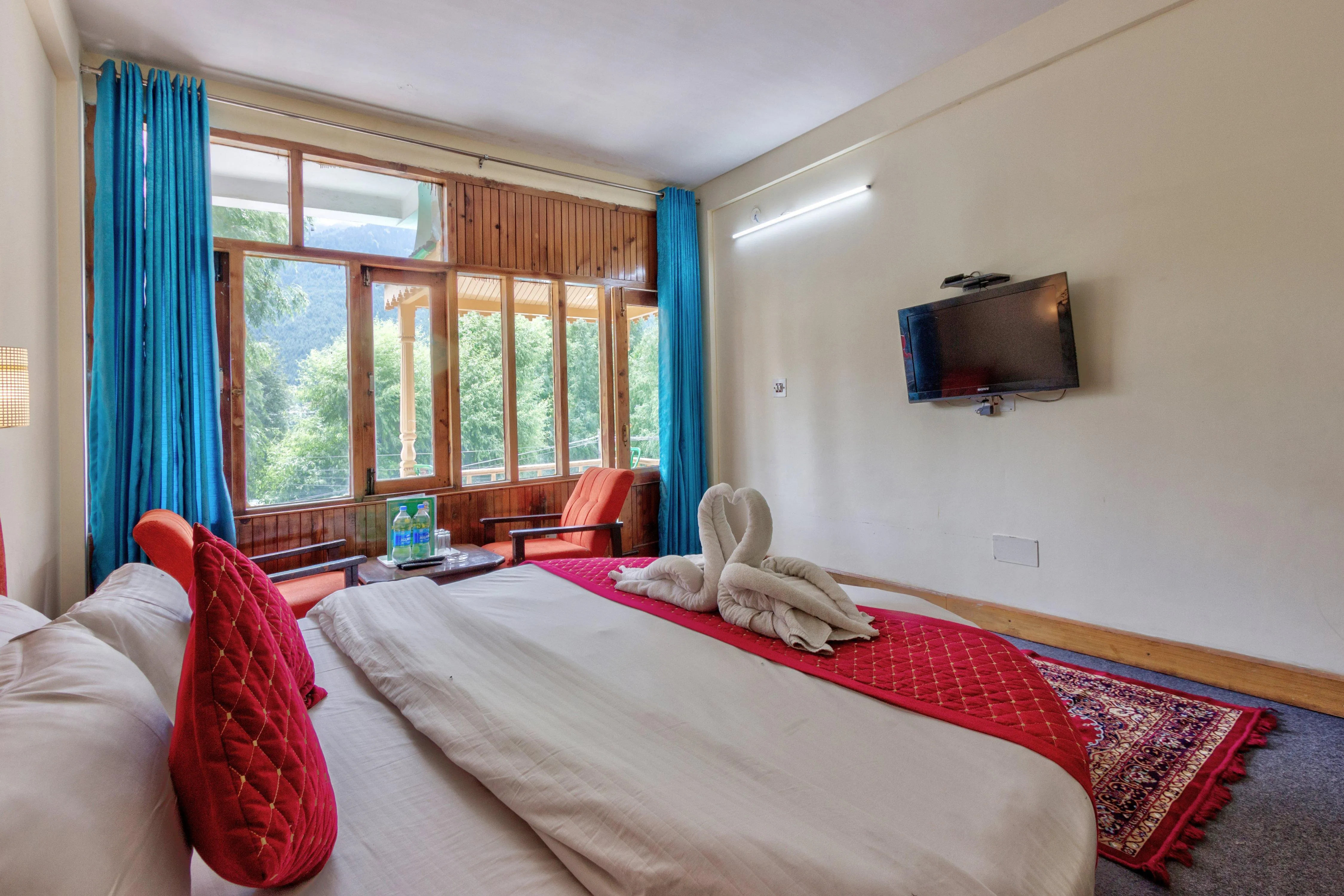 Luxury Room (Private Balcony With Mountain View).